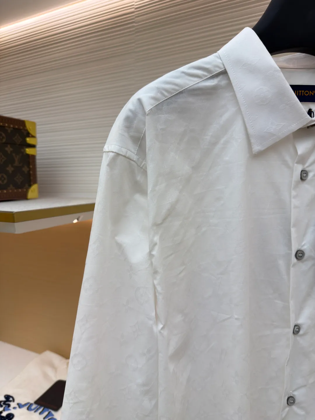 LOUIS VUITTON full-print jacquard long-sleeved shirt ●Original version: purchased and developed by 7550 ●Item number: 1681837-A75 ●Fabric: cotton jacquard fabric ●Technology: printing production ●Color: white ●Version: fitted version ●Weight: about 205 grams ●Size: 36-38-40-42 ●Description: This LV lapel shirt is made of high-count combed cotton jacquard fabric. The brand logo is hidden in the fabric texture through precision jacquard technology. The texture is delicate and high-end. The craftsmanship adopts manual overlocking processing, and the stitching on the collar, placket, cuffs and other details is even and neat, and the edges are smooth and burr-free, taking into account both durability and sophistication. The single-row buttons are made of matte metal buckles of the same color, echoing the texture of the fabric and fastening smoothly. The silhouette is slim and slightly loose, and the length, shoulder width and other data are accurately adapted according to the size gradient. The curved hem design enhances the fit. The fabric is skin-friendly and breathable. It is recommended to wash it by hand to protect the jacquard texture. It is a business and casual item that combines texture and practicality. The overall wiring is straight and delicate, the fabric is comfortable and soft, and the color is consistent without color difference. It can be matched with the same style to create a fashionable look and control various occasions. Customized accessories, complete with three standards, same style for men and women!